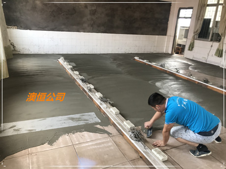 在瓷磚面上批刮澳恒專用膠泥 在瓷磚面上批刮澳恒專用膠泥