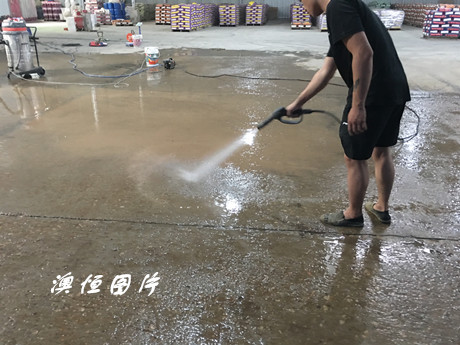 用高壓水槍沖洗凹凸不平的地面 用高壓水槍沖洗凹凸不平的地面