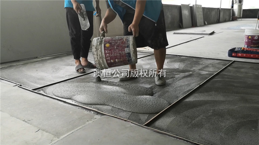 將攪拌后的無機磨石材料傾倒在地面上 將攪拌后的無機磨石材料傾倒在地面上