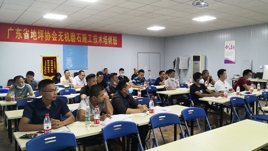 學(xué)員聚精會神聽講 學(xué)員聚精會神聽講