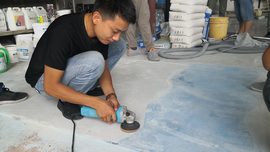 學(xué)員使用修邊機進行處理 學(xué)員使用修邊機進行處理