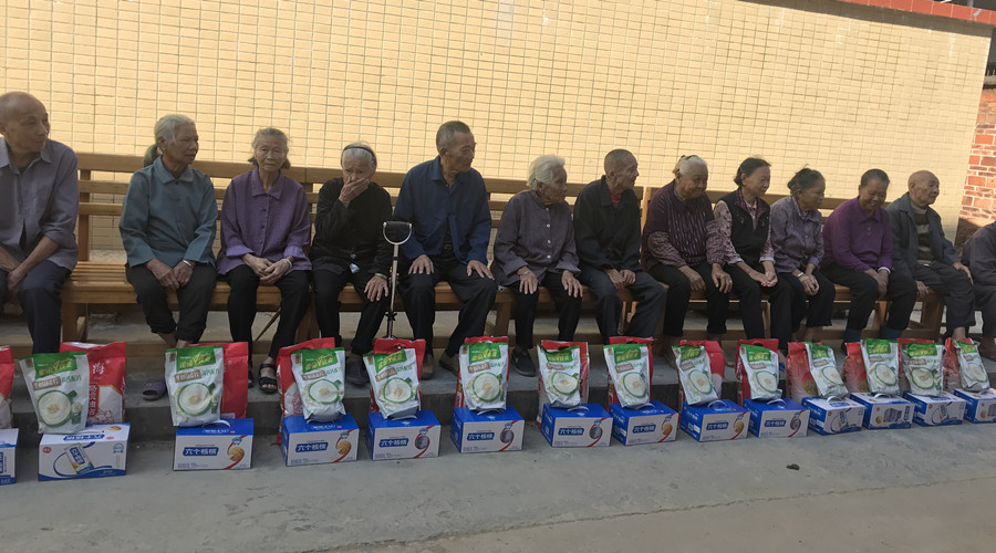 澳恒為老人們送上慰問品 澳恒為老人們送上慰問品