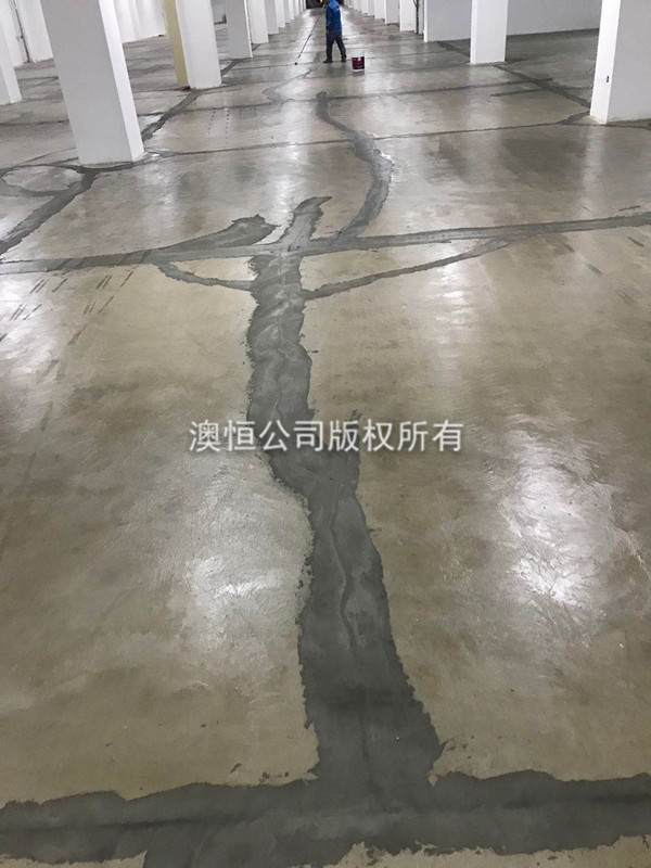 用膠泥修補(bǔ)裂縫 用膠泥修補(bǔ)裂縫