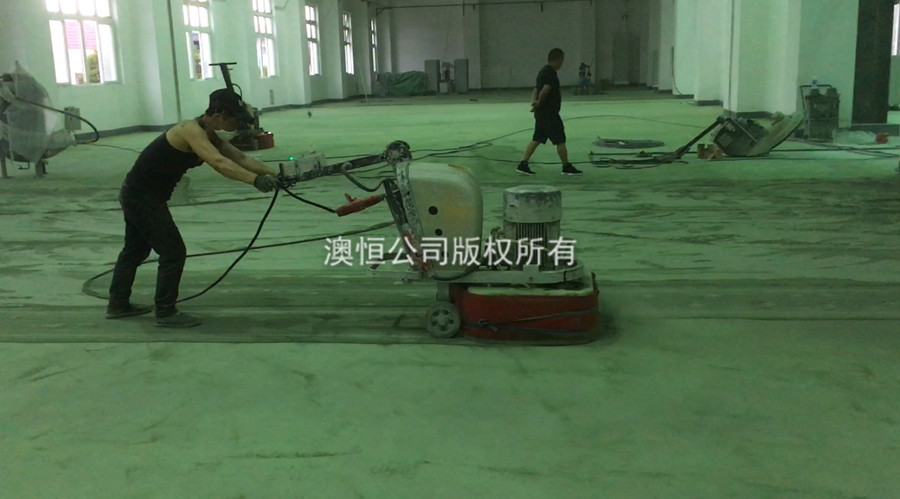 對舊環(huán)氧地面進行研磨處理 對舊環(huán)氧地面進行研磨處理