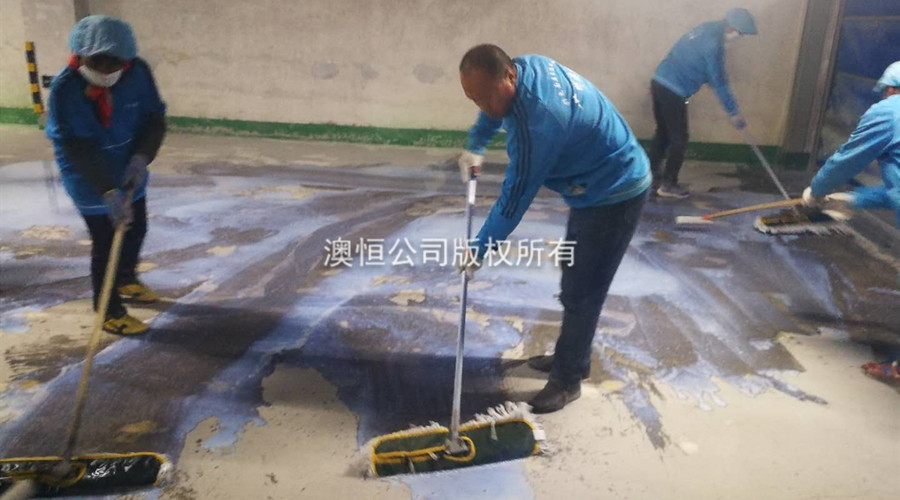 在舊地面上涂刷澳恒高效界面劑 在舊地面上涂刷澳恒高效界面劑