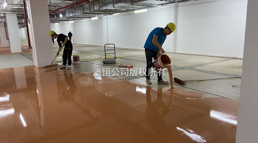 地下停車場彩色面層自流平水泥施工現(xiàn)場1 地下停車場彩色面層自流平水泥施工現(xiàn)場1