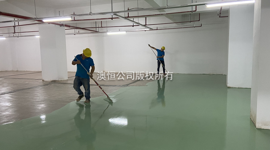 地下停車場彩色面層自流平水泥施工現(xiàn)場2 地下停車場彩色面層自流平水泥施工現(xiàn)場2
