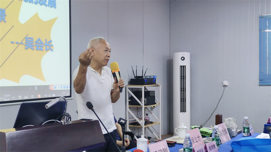 廣東省地坪協(xié)會吳會長為大家做開班演講