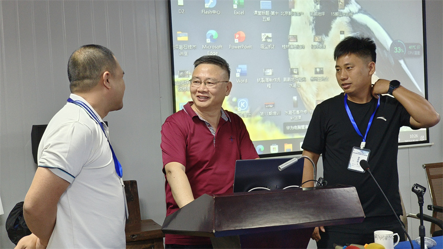 老師、學(xué)員相互交流